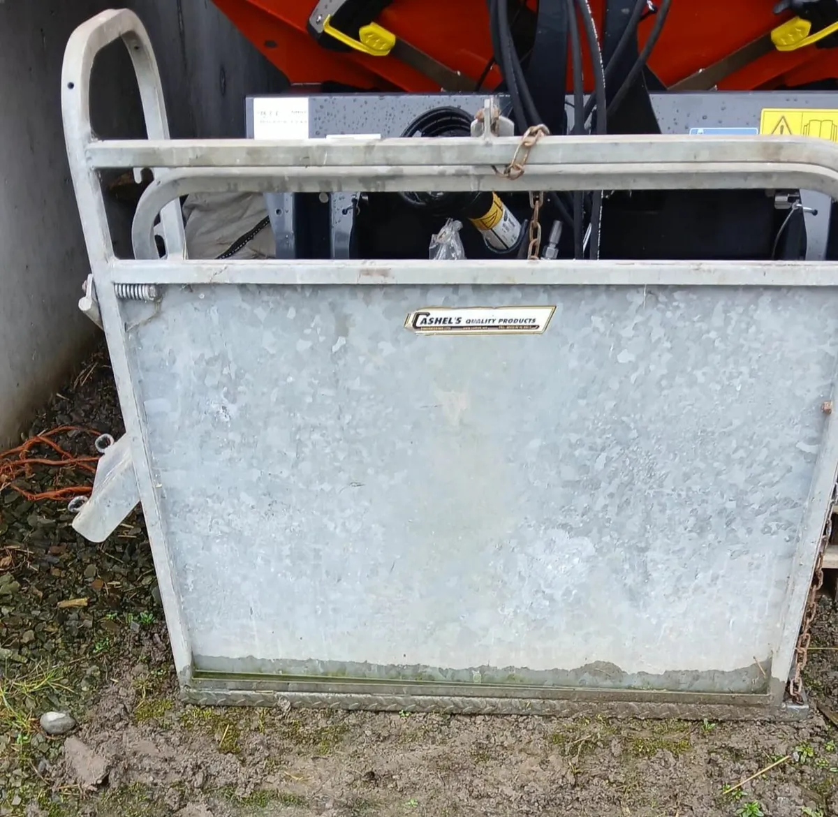 Calf Dehorning Crate,Head Scoop ≤g Hoist - Image 1