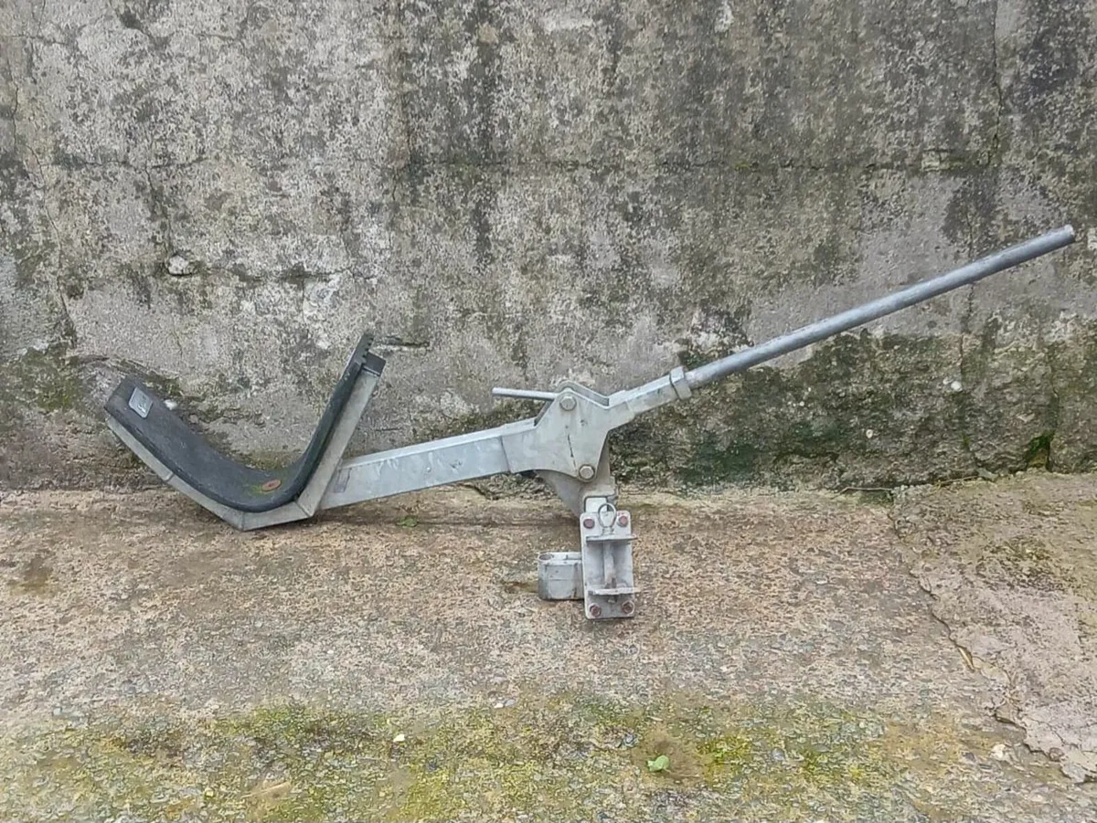 Calf Dehorning Crate,Head Scoop ≤g Hoist - Image 3