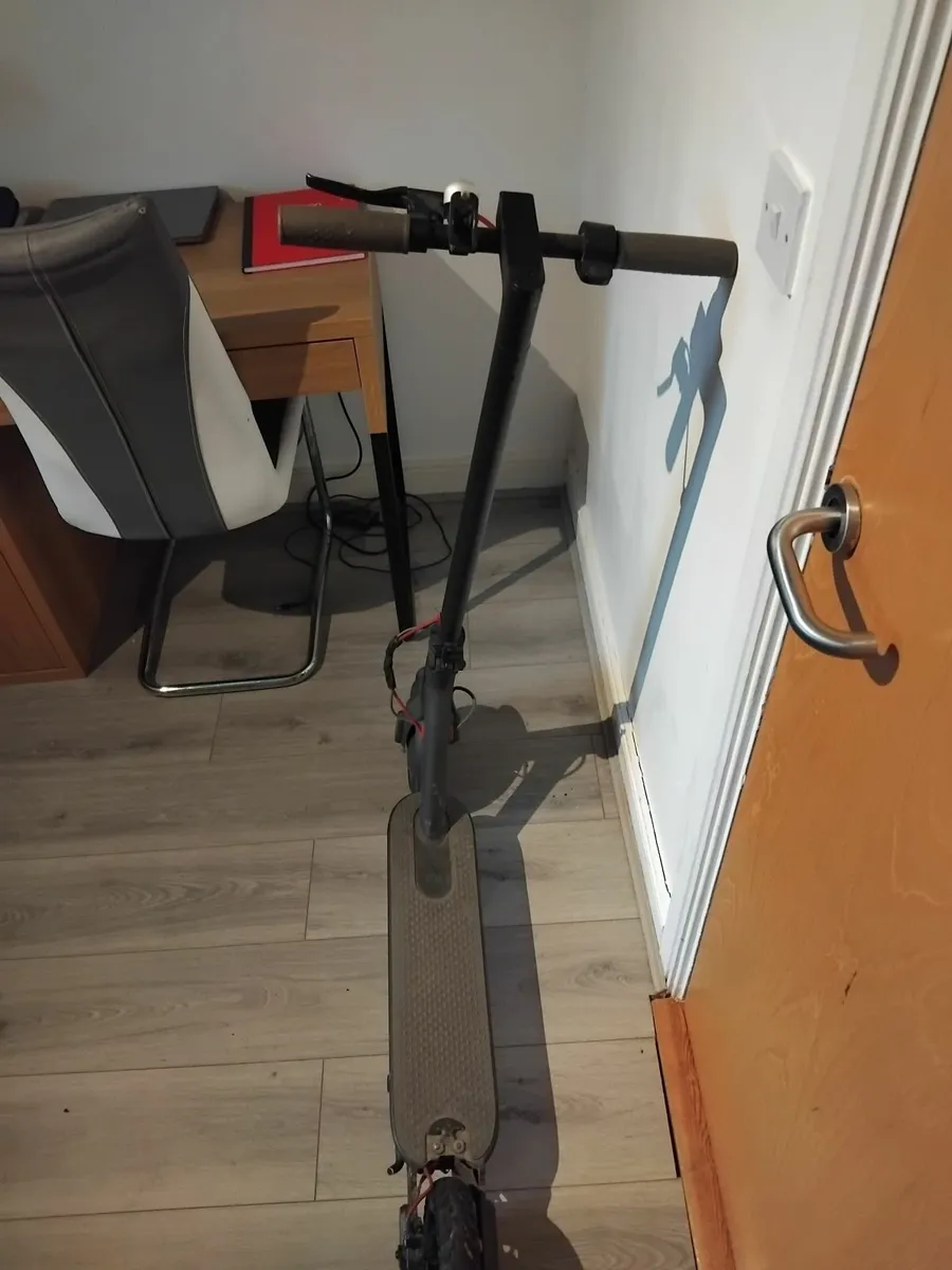 Electric scooter no charger. - Image 3