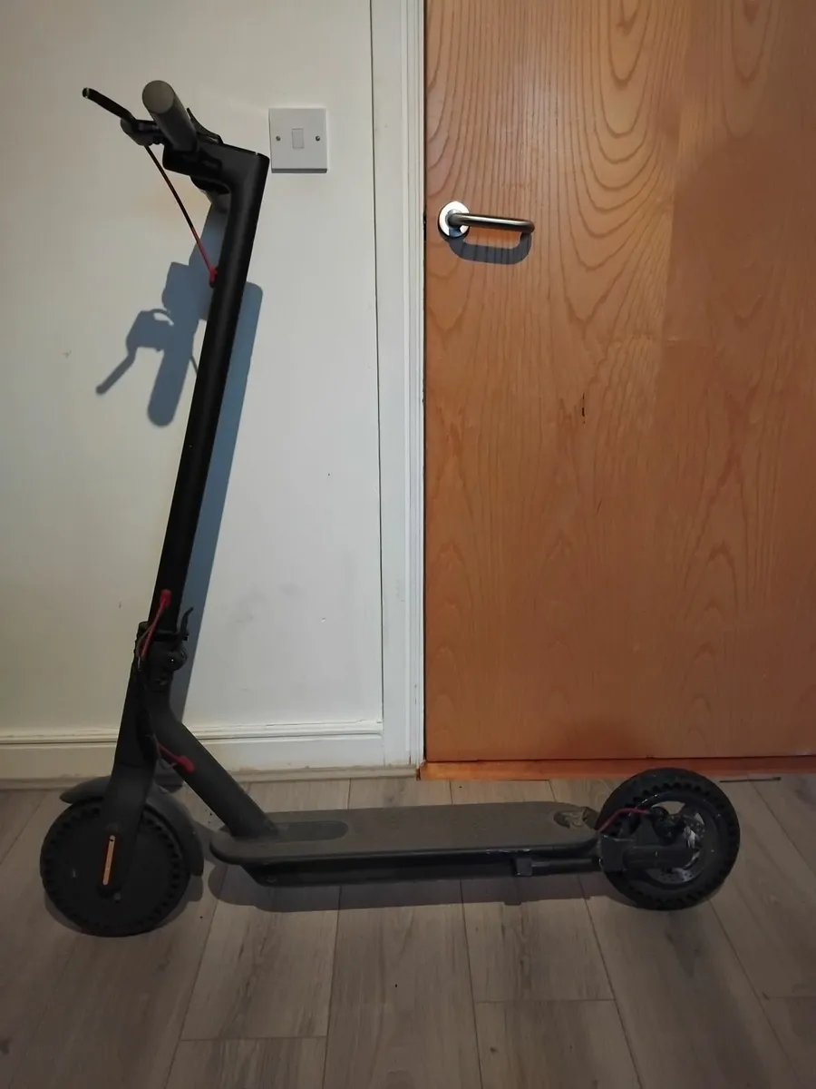 Electric scooter no charger. - Image 1