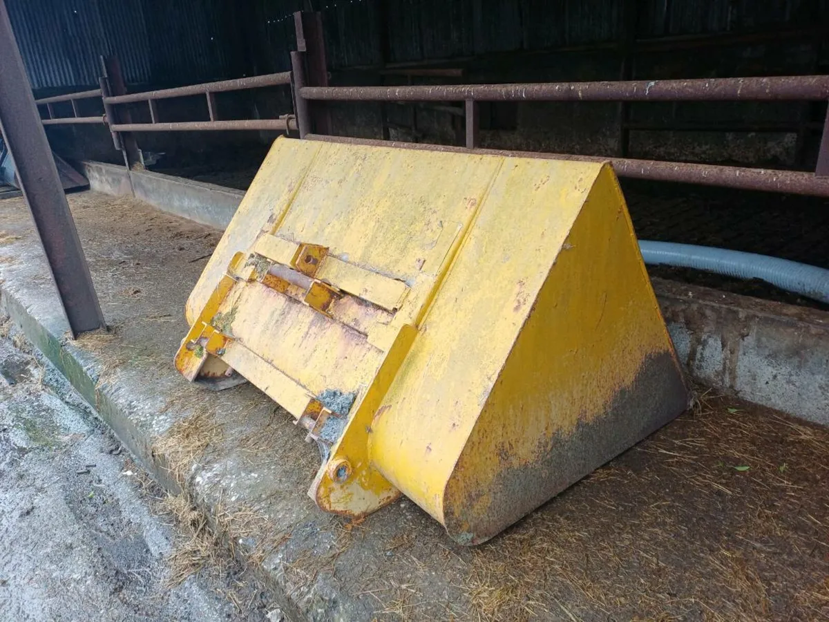 Grain bucket and cement mixer, - Image 1