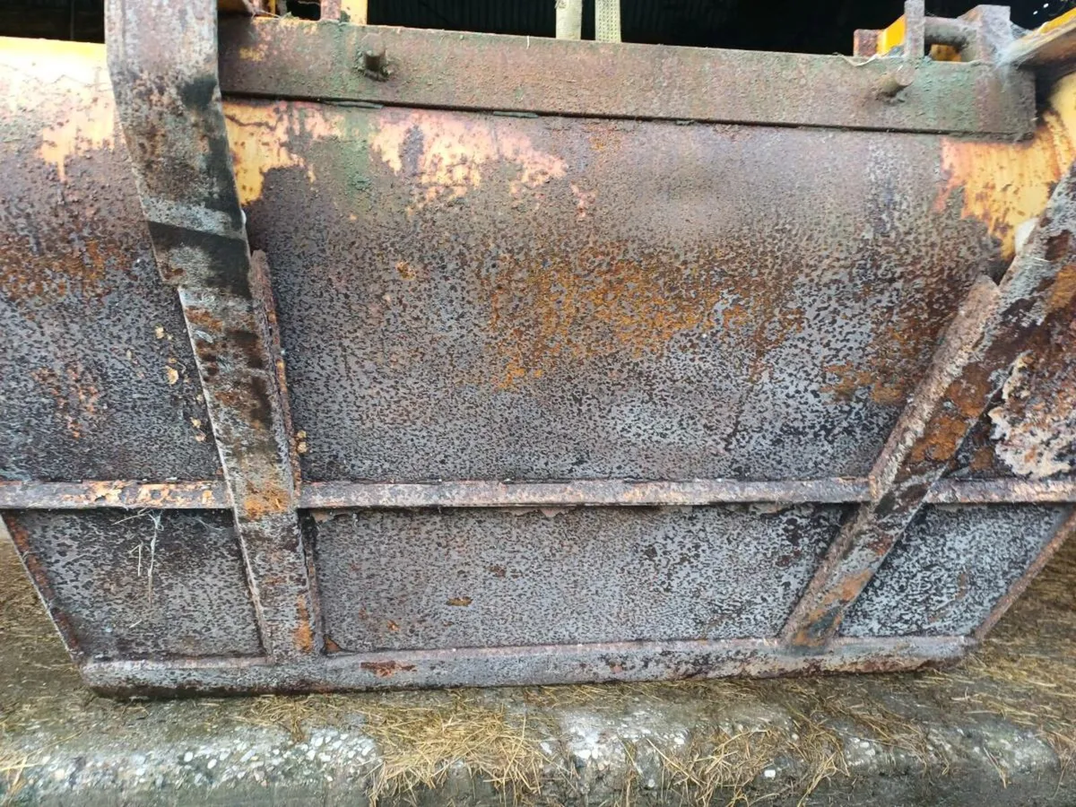 Grain bucket and cement mixer, - Image 3