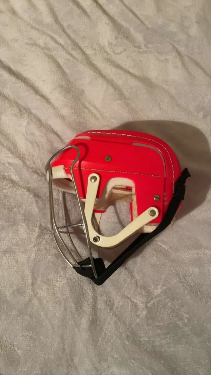 Hurling helmet - Image 1
