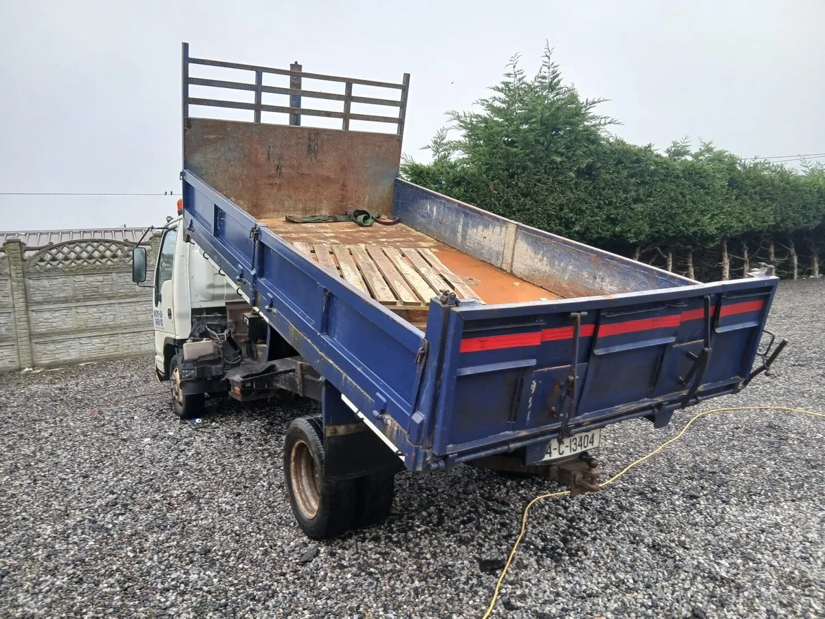 2004 Isuzu - Image 4