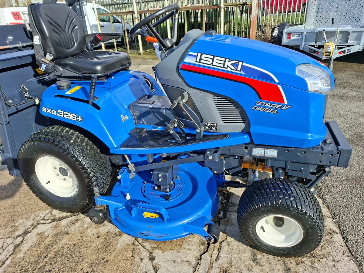 Iseki SXG 326 high dump mower - Image 3