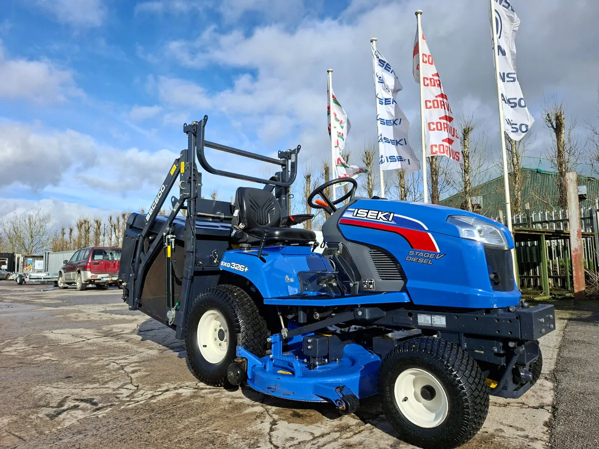 Iseki SXG 326 high dump mower - Image 1