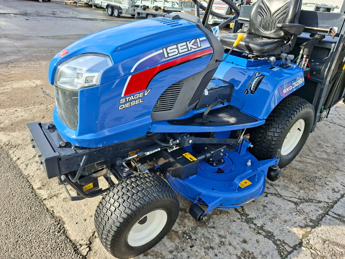 Iseki SXG 326 high dump mower - Image 2