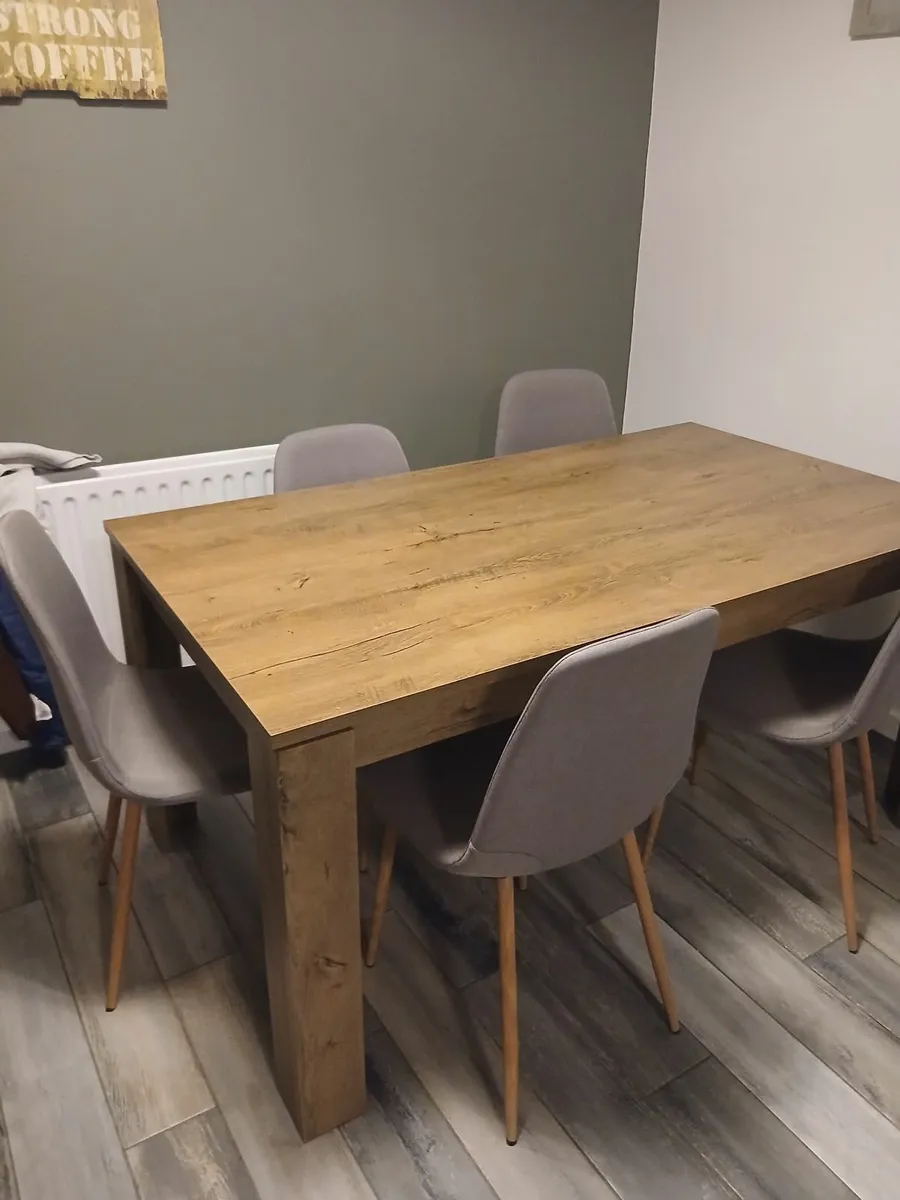 Table and chairs - Image 2