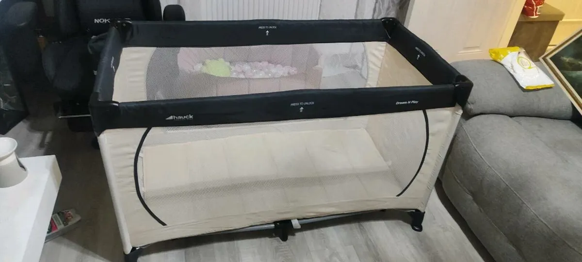 Hauck Dream N Play travel cot. - Image 1