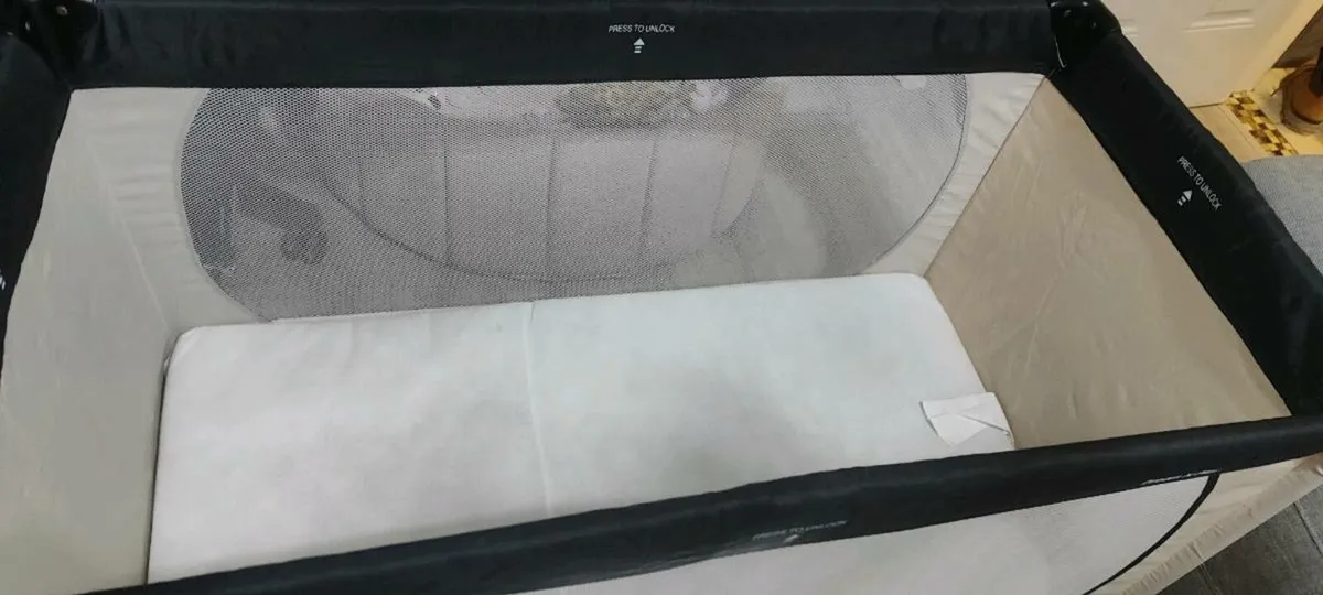 Hauck Dream N Play travel cot. - Image 3