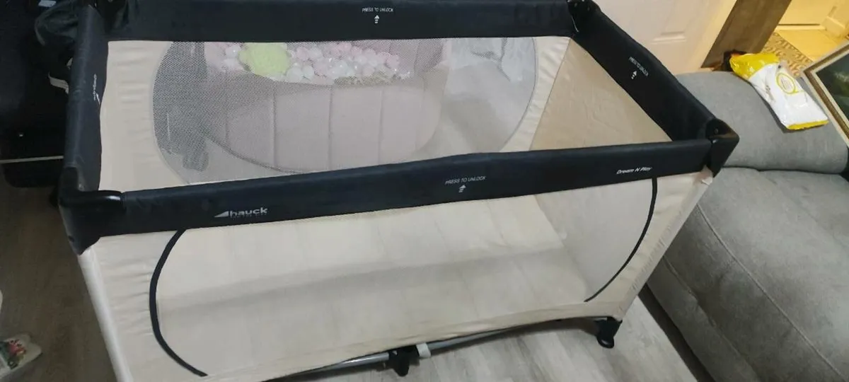 Hauck Dream N Play travel cot. - Image 4