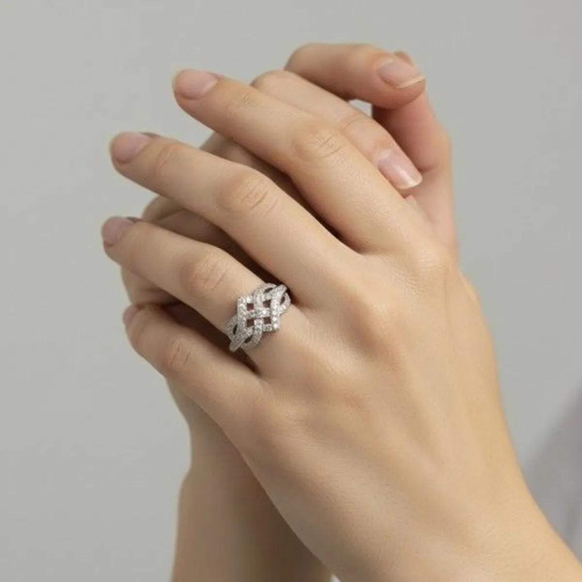 Star Lot-Lighting-Rug-Sculptures-Art-Jewellery - Image 2