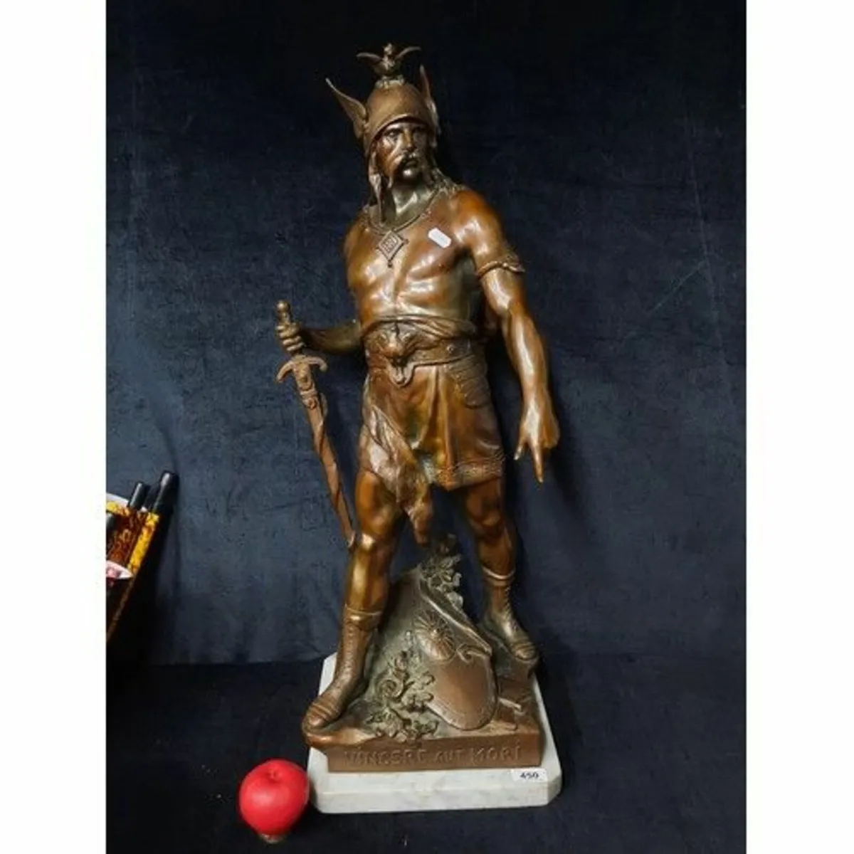 Star Lot-Lighting-Rug-Sculptures-Art-Jewellery - Image 3