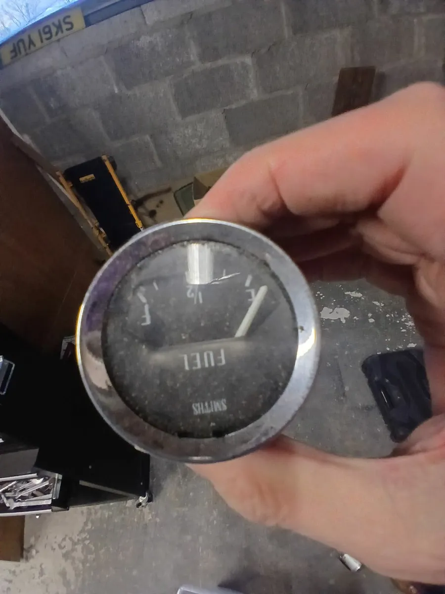 1975 MG B Dials - Image 1