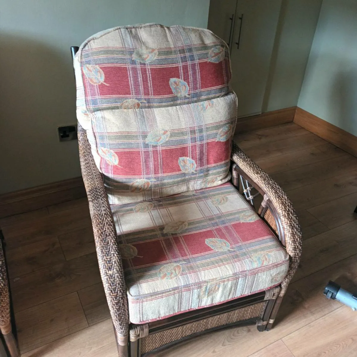 3 piece cane suite with coffee table - Image 4