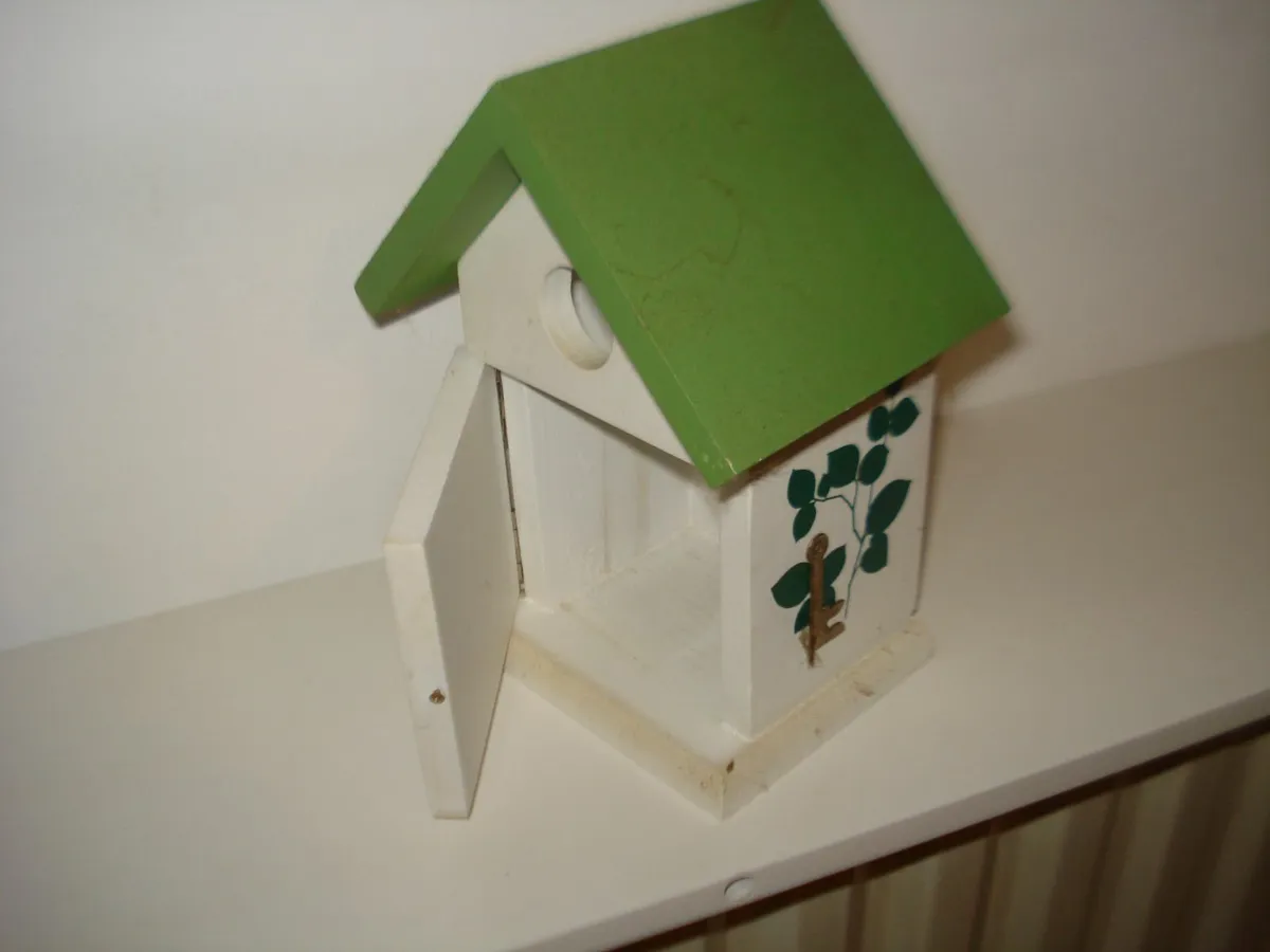 SMALL HANDCRAFTED WOODEN BIRD HOUSE/BOX. - Image 1