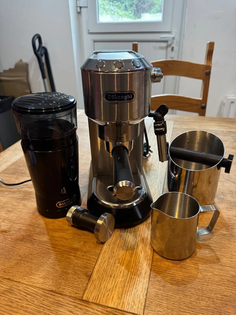 De Longhi Dedica Barista Bundle (ECKG6820.M) - Com - Image 1