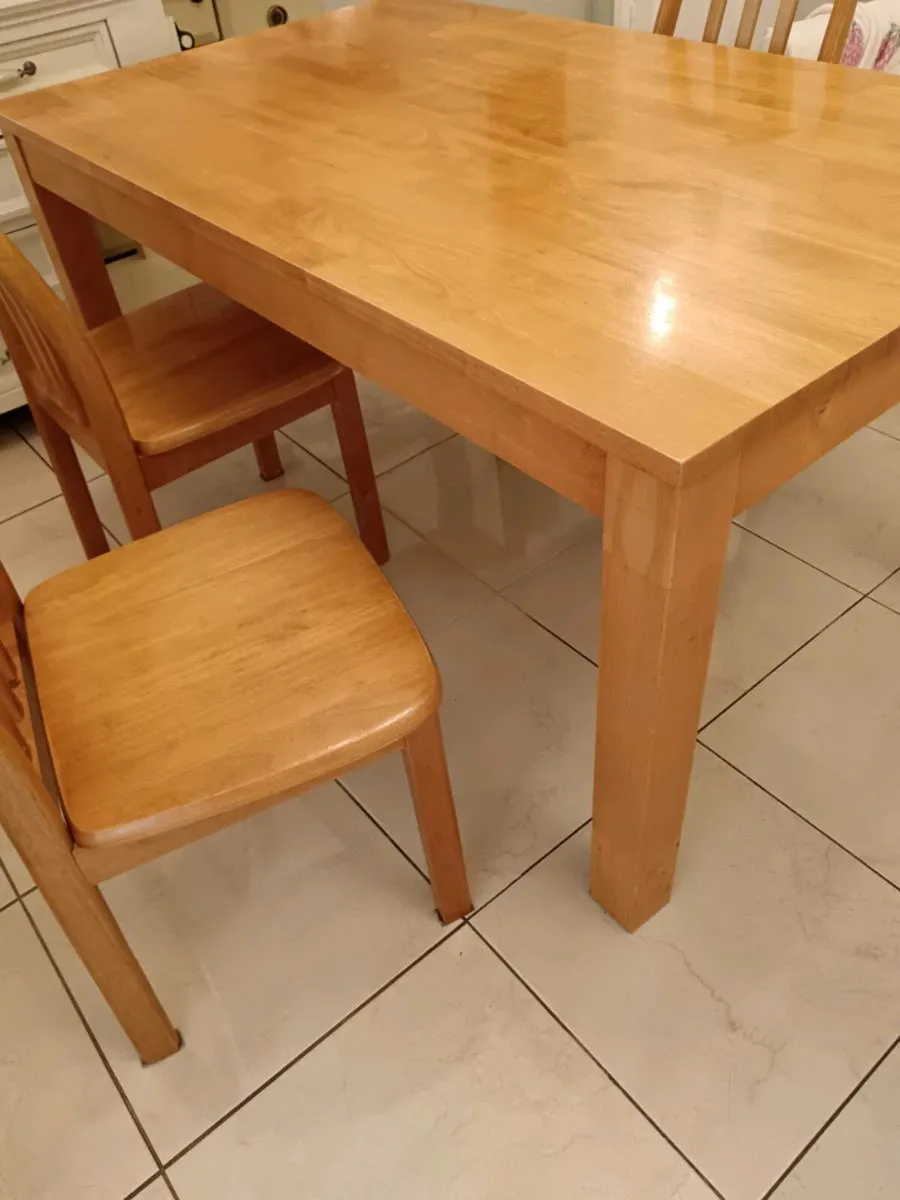 Table and chairs - Image 1