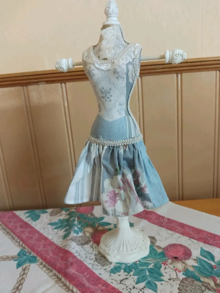 Dressing table mannequin jewellery holders - Image 3