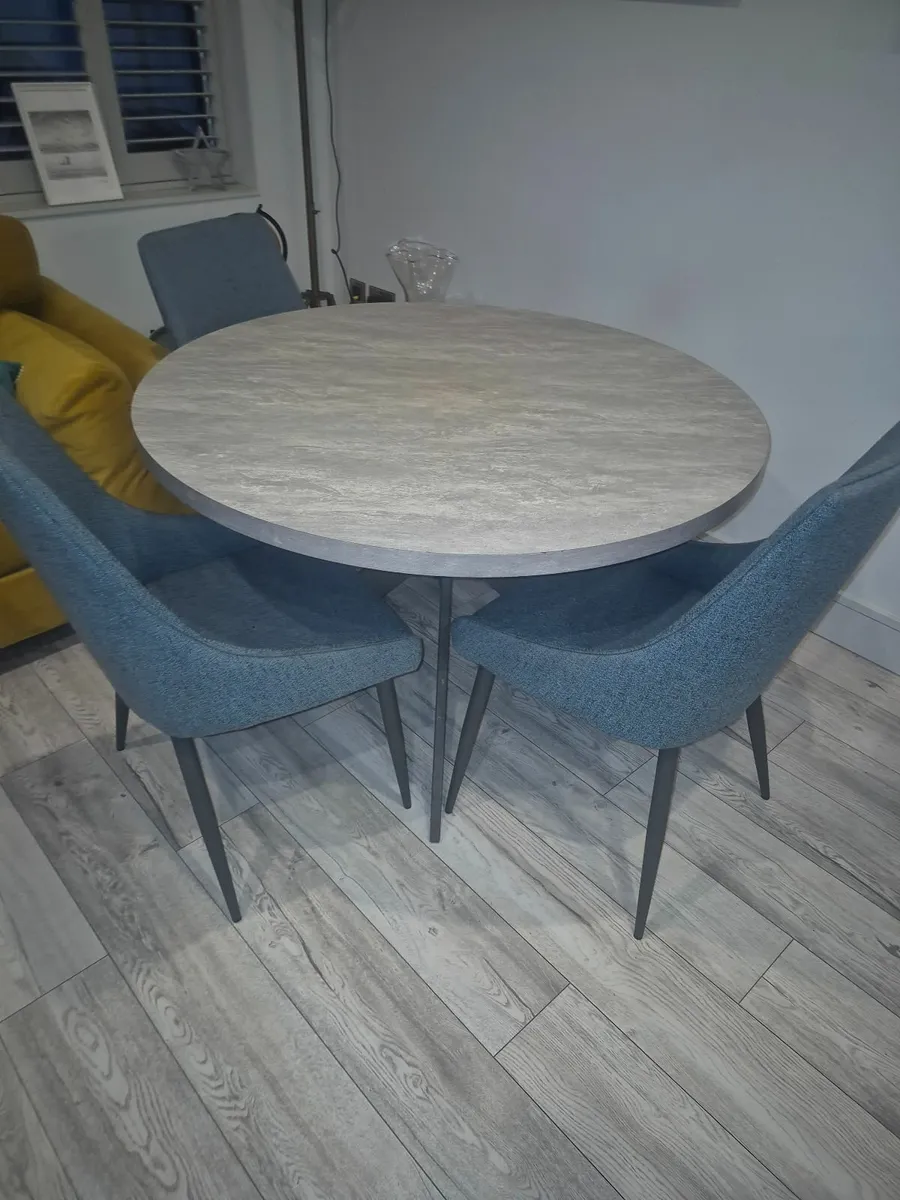 Round Table and  4 Chairs - Image 1