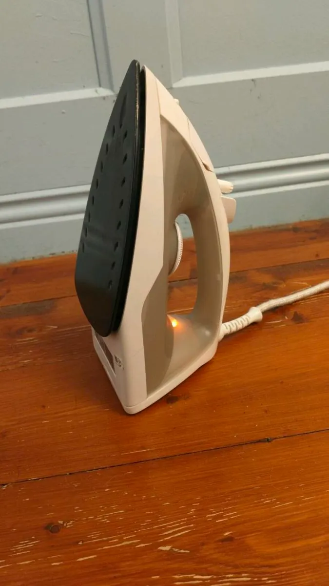 Tesco Steam Iron - Image 2