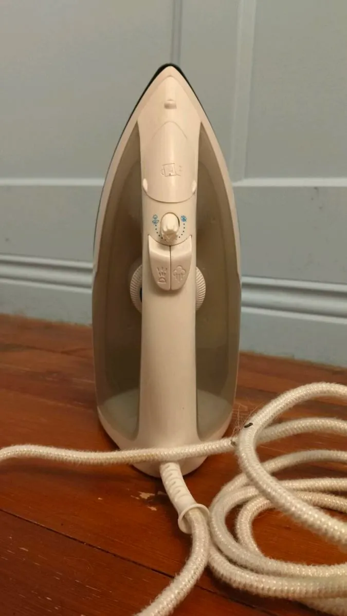 Tesco Steam Iron - Image 3