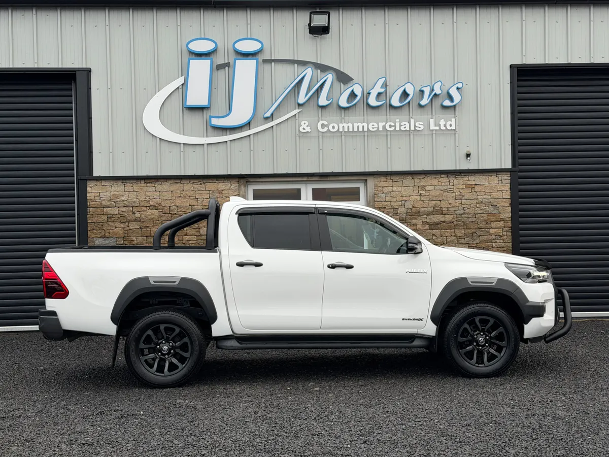 '23 TOYOTA HILUX 2.8 D-4D INVINCIBLE X PICKUP - Image 4