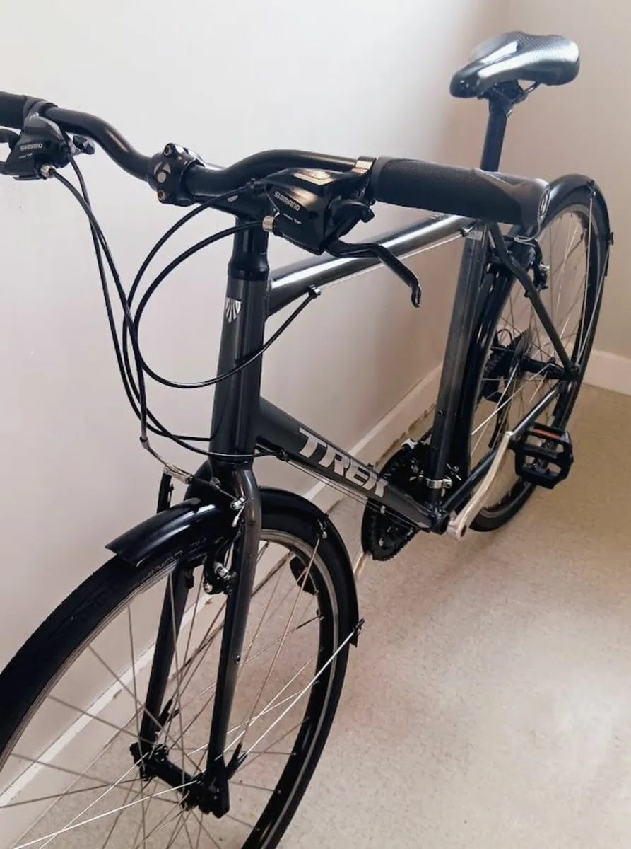 XL trek lightweight hybrid bike like new - Image 2