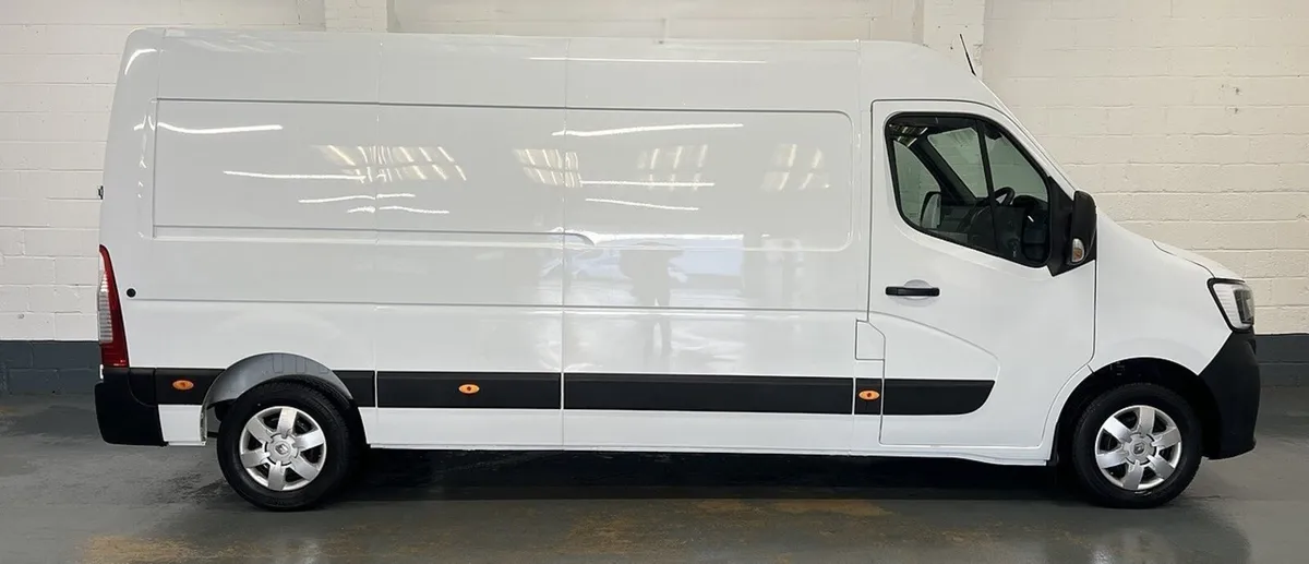 2023 Renault Master Medium Roof Panel Van - Image 3
