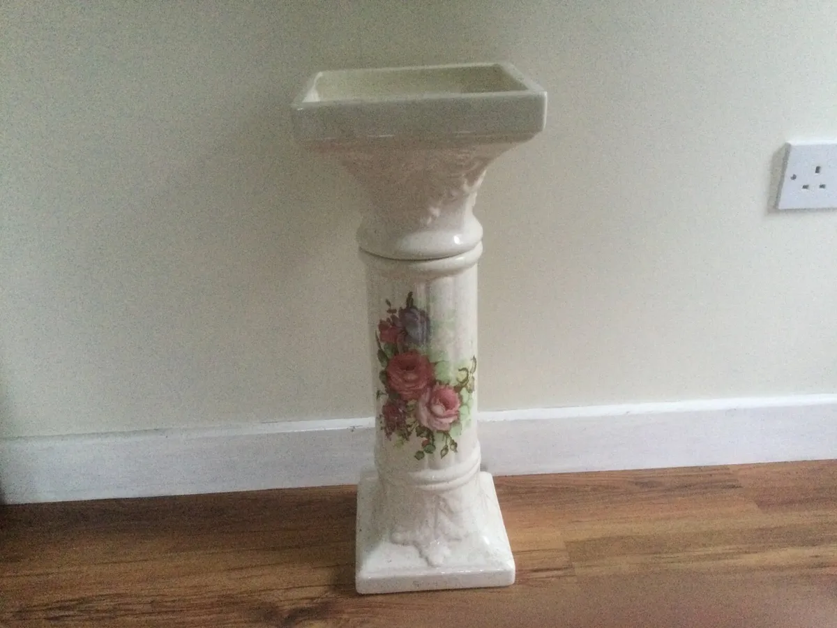 Planter, Table ,Mirrror - Image 1