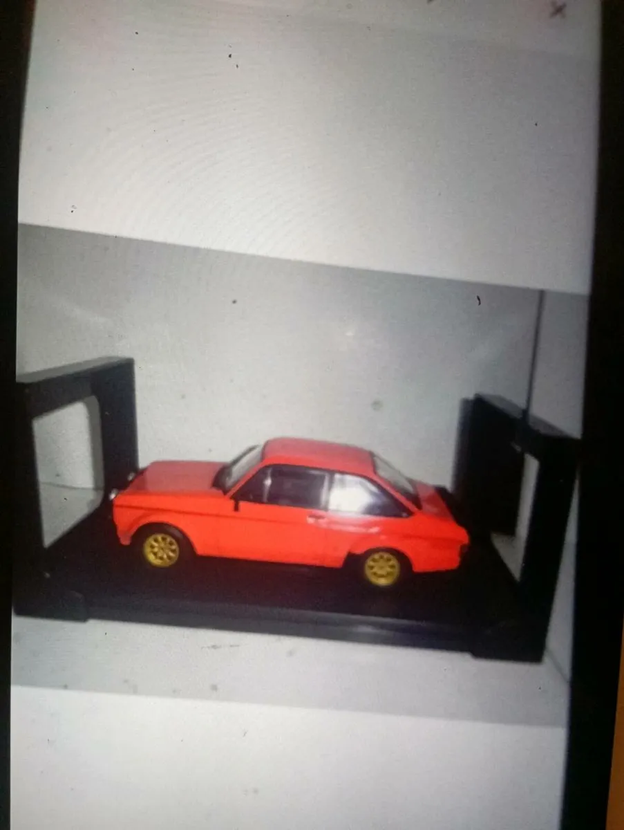 WHITEBOX  FORD ESCORT MKIIRS2000 1977 DIE-CAST - Image 2