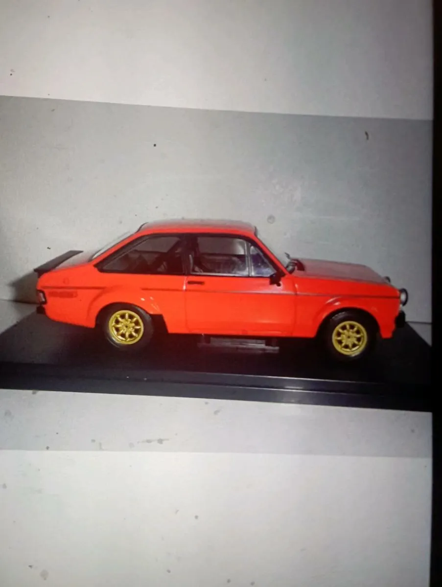 WHITEBOX  FORD ESCORT MKIIRS2000 1977 DIE-CAST - Image 3
