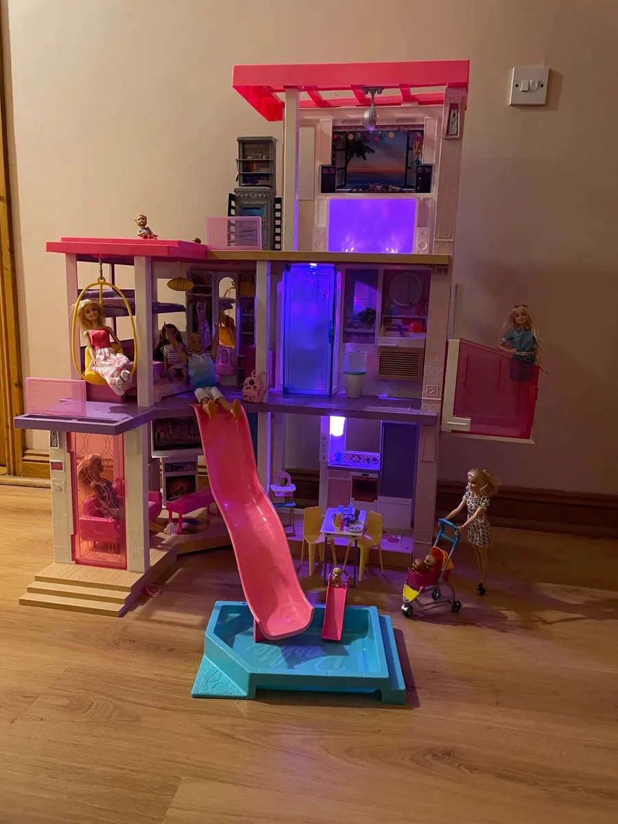 Barbie Dreamhouse, Dollies and Accessories - Image 2