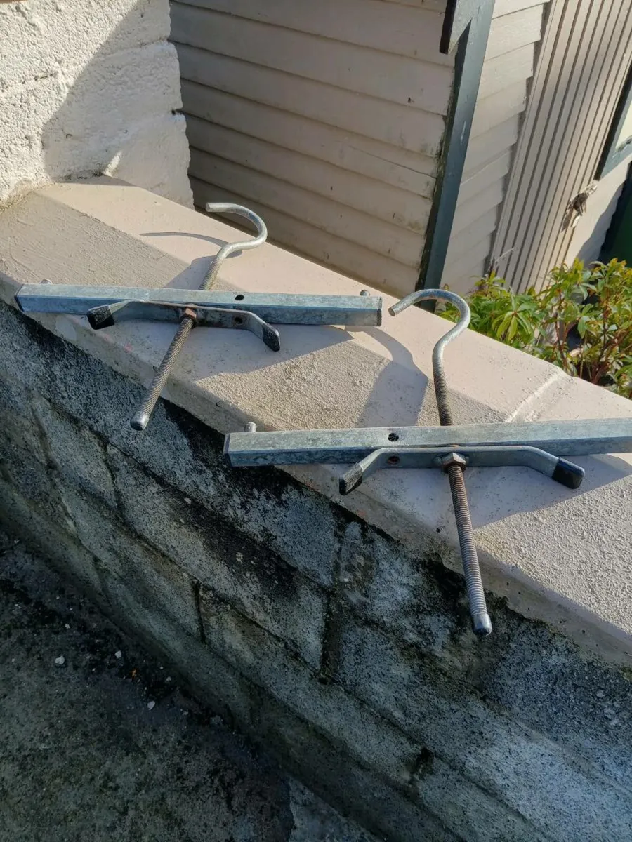 Ladder clamps for roof bars
