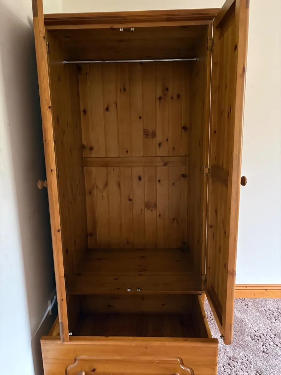 Bedroom furniture - Image 4