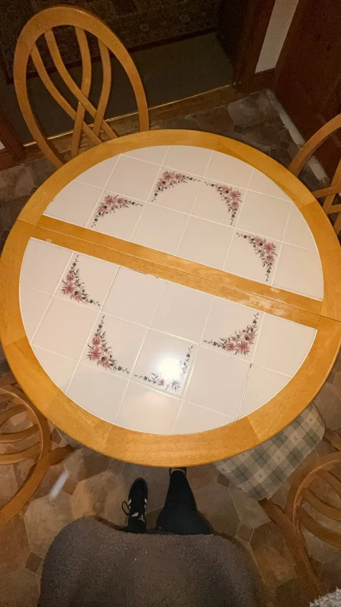 Kitchen table - Image 1