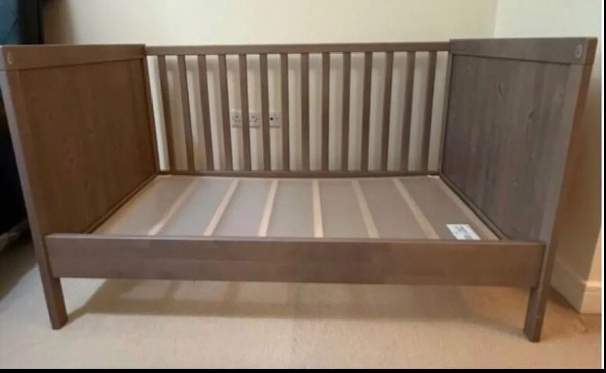Ikea SUNDVIK Cot, 70x140 cm w/ Baby Elegance Mat - Image 1