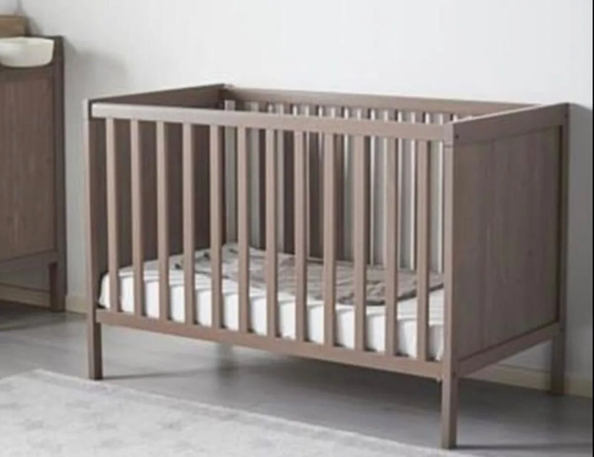 Ikea SUNDVIK Cot, 70x140 cm w/ Baby Elegance Mat - Image 2