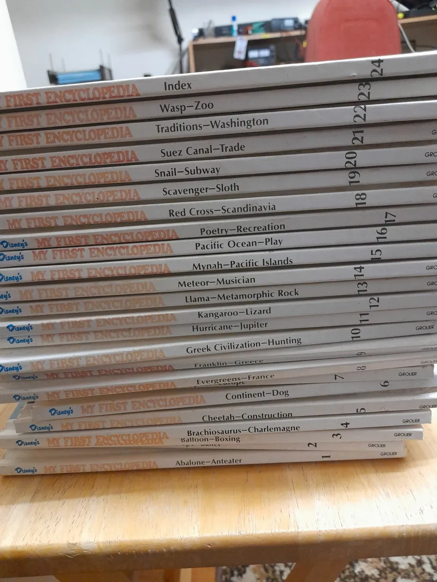 Set of kids disney  encyclopedias - Image 1