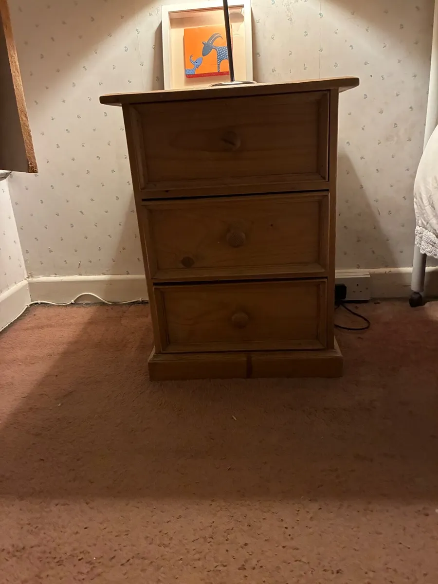 Chest of 3 drawers  and a wardrobe - Image 1