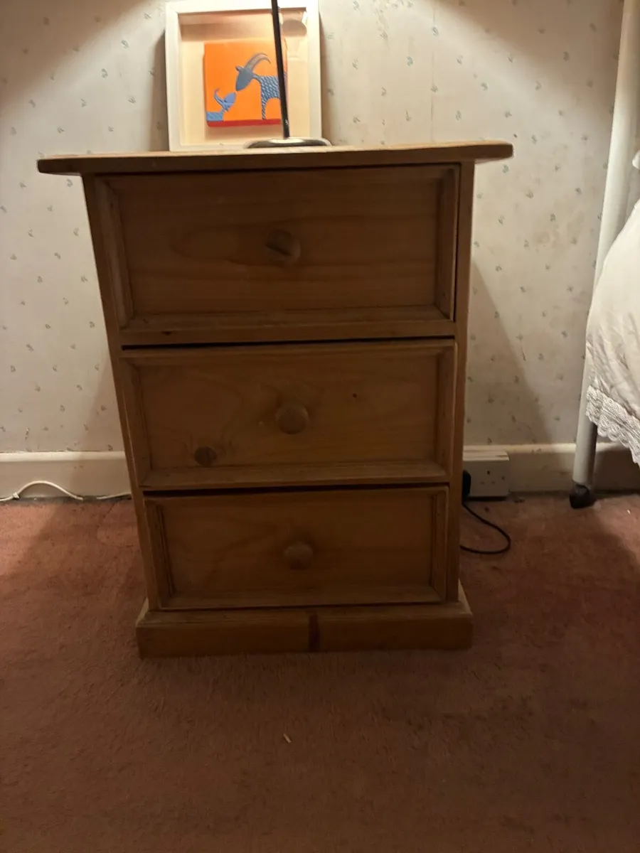 Chest of 3 drawers  and a wardrobe - Image 2