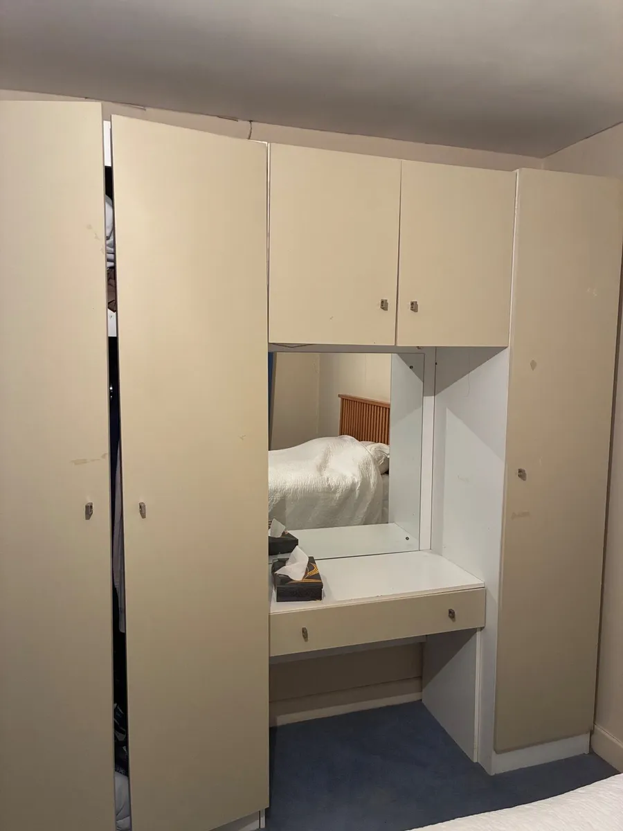 Chest of 3 drawers  and a wardrobe - Image 3