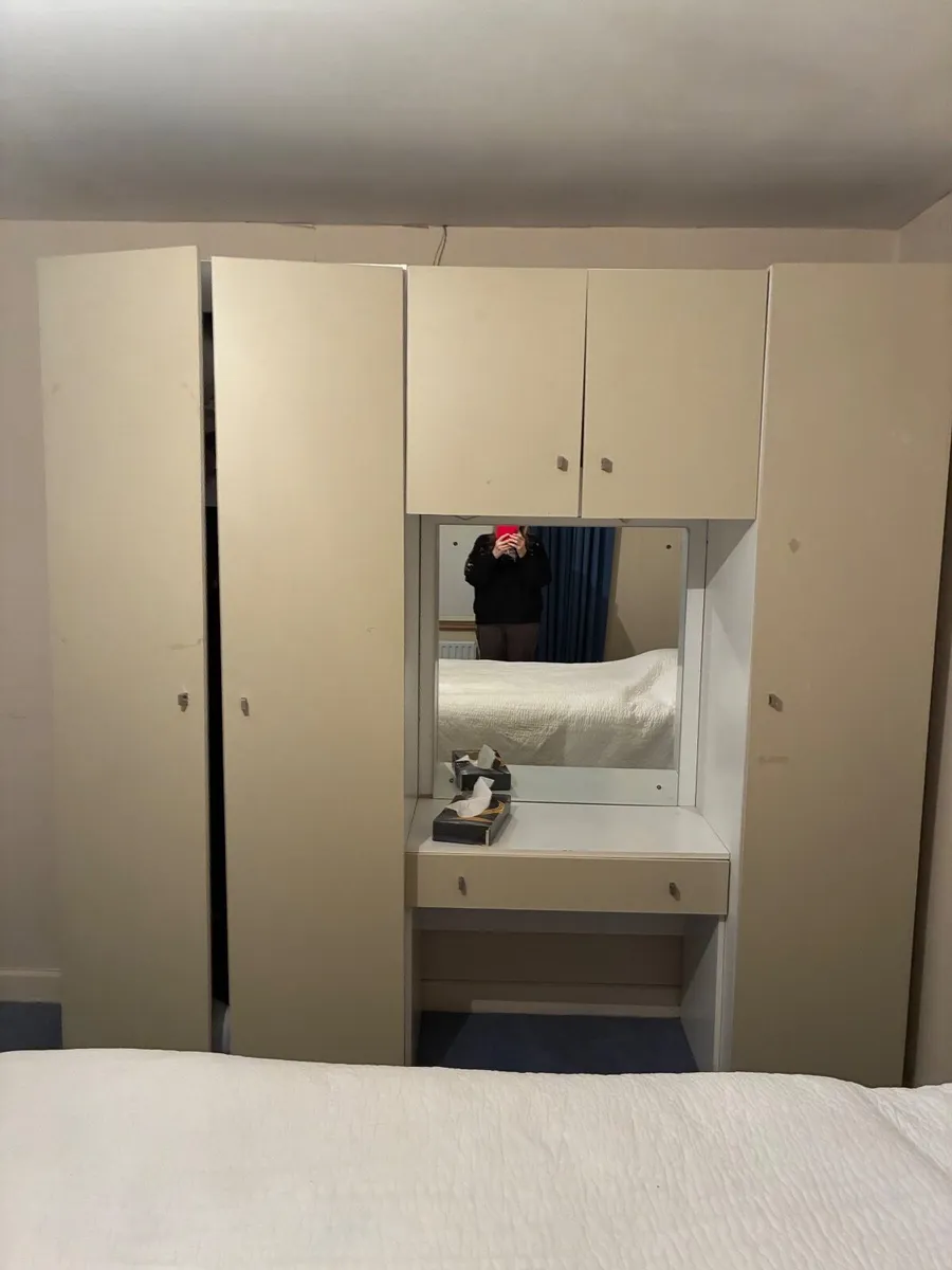 Chest of 3 drawers  and a wardrobe - Image 4