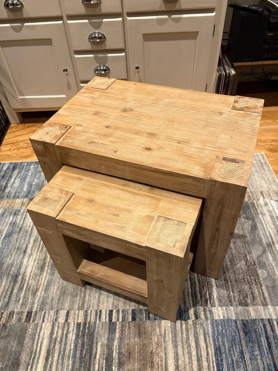 Nest of solid oak side tables - Image 1