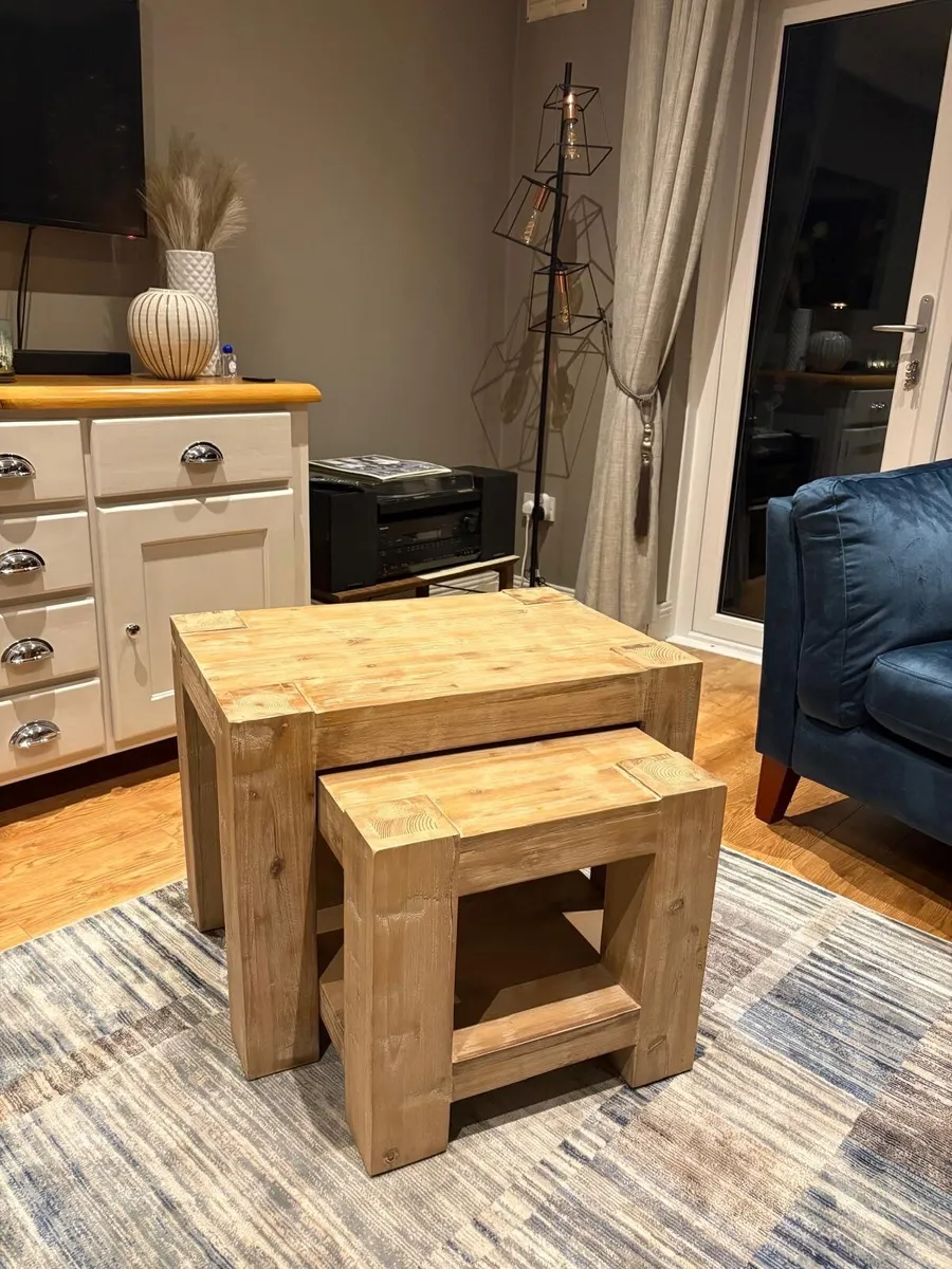 Nest of solid oak side tables - Image 2