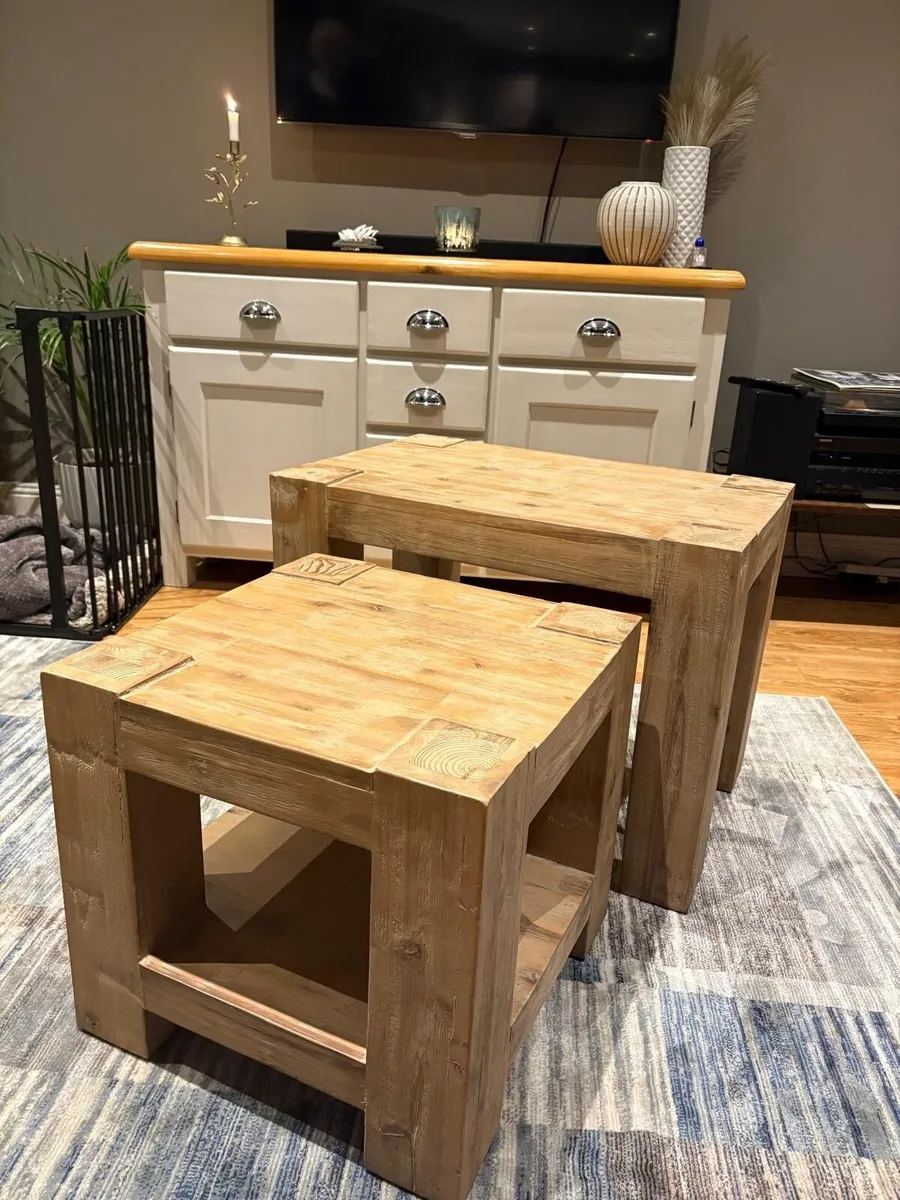 Nest of solid oak side tables - Image 3