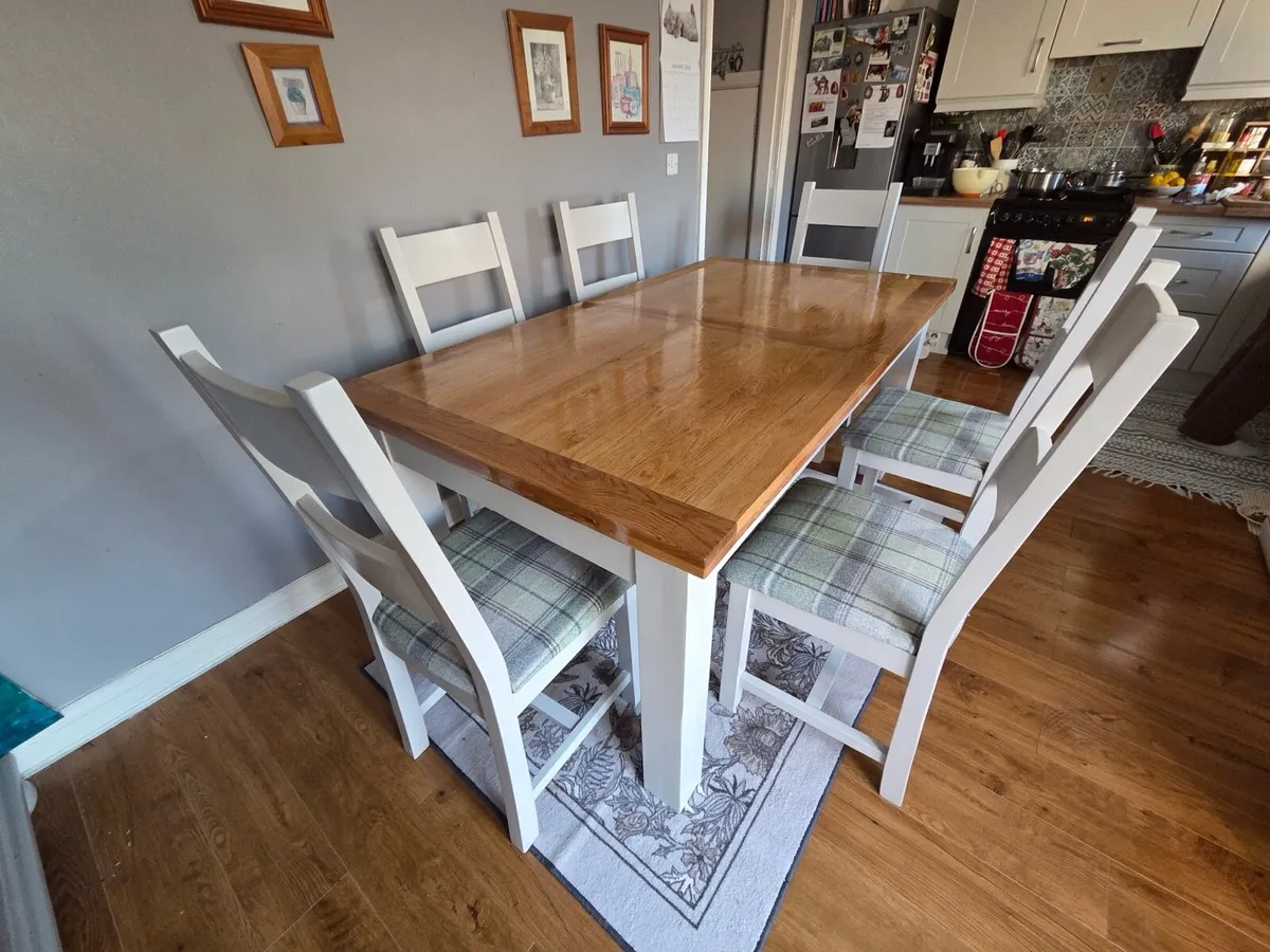 Table and chairs - Image 2