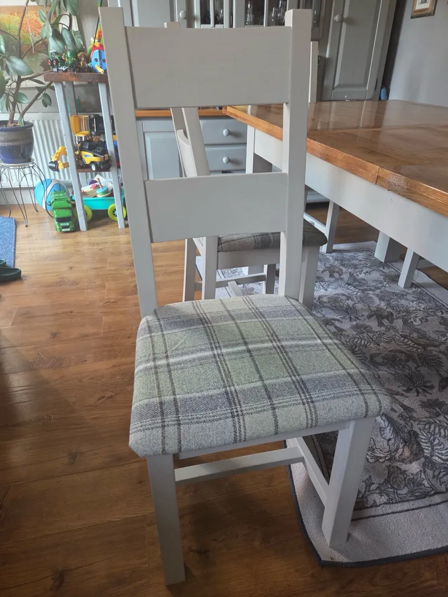 Table and chairs - Image 3