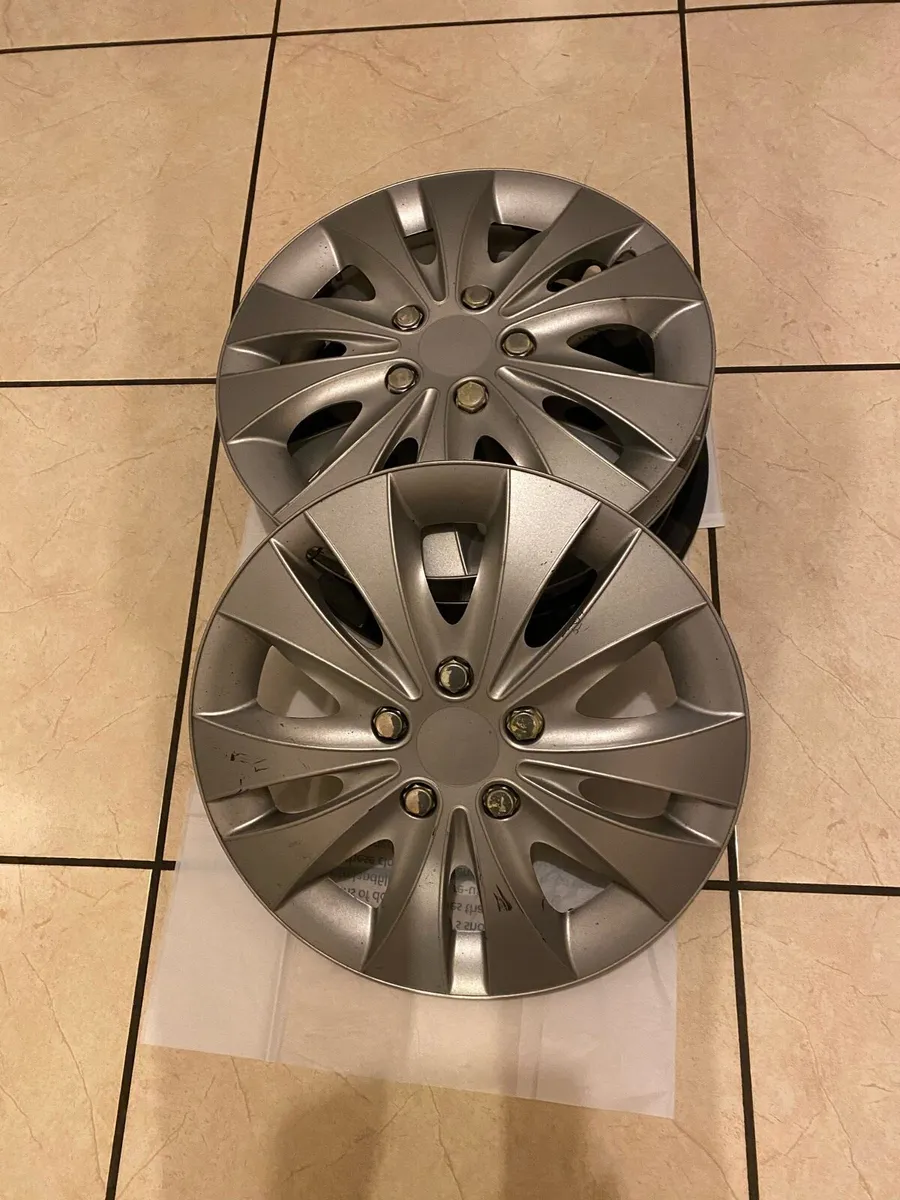 Set of 4 Hubcaps in NEW Condition - Image 3