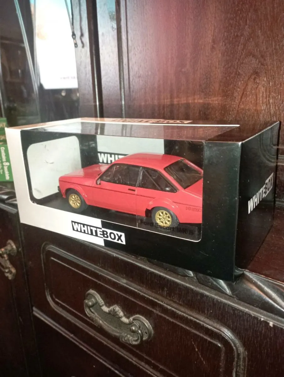 WHITEBOX  FORD ESCORT MKIIRS2000 1977 DIE-CAST - Image 1